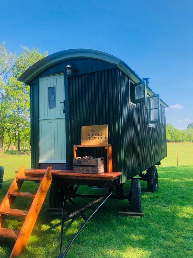 The Big Green Shepherds Hut Charlwood Exterior foto