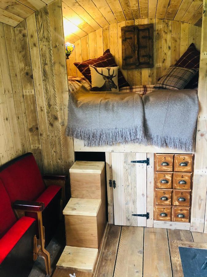 The Big Green Shepherds Hut Charlwood Exterior foto
