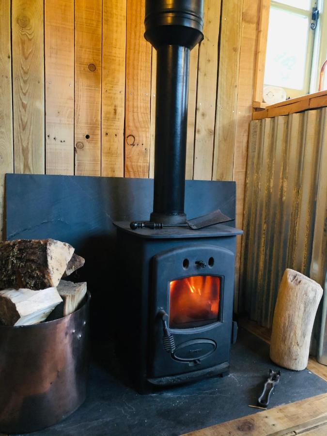 The Big Green Shepherds Hut Charlwood Exterior foto