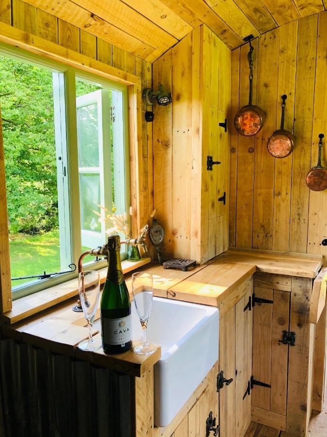 The Big Green Shepherds Hut Charlwood Exterior foto