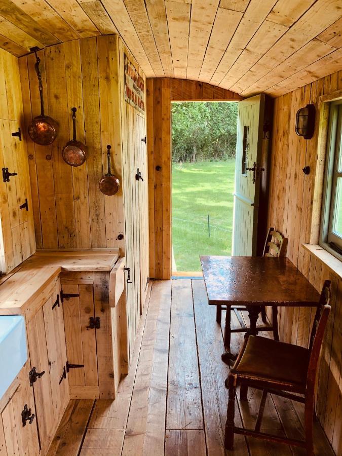 The Big Green Shepherds Hut Charlwood Exterior foto