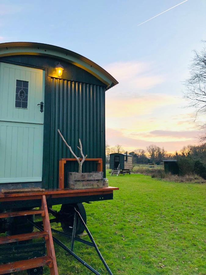 The Big Green Shepherds Hut Charlwood Exterior foto