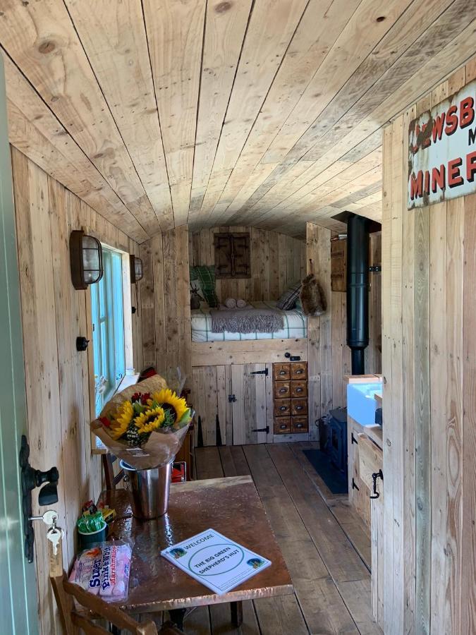 The Big Green Shepherds Hut Charlwood Exterior foto